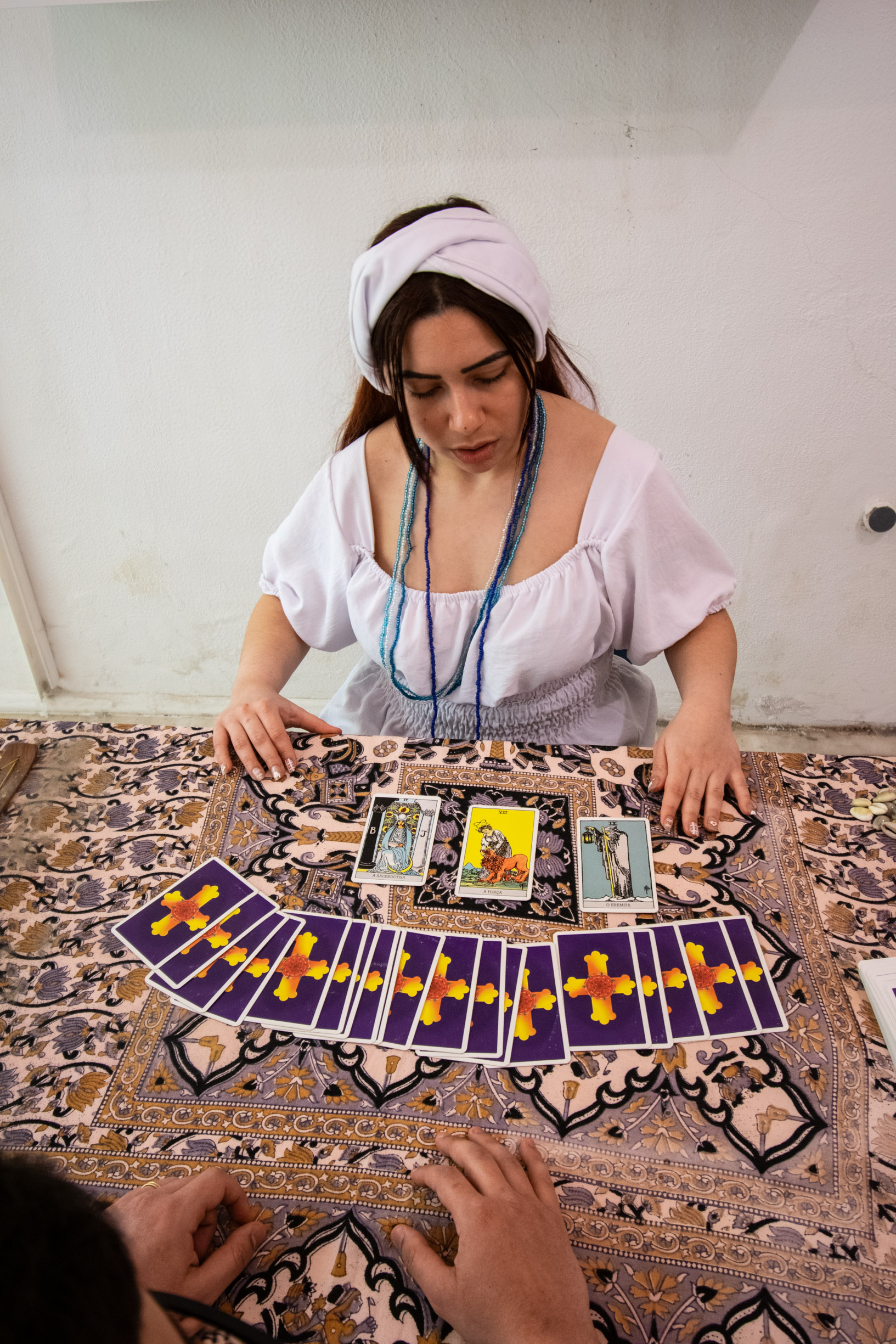 Taróloga Ayara Victoria durante consulta de tarot