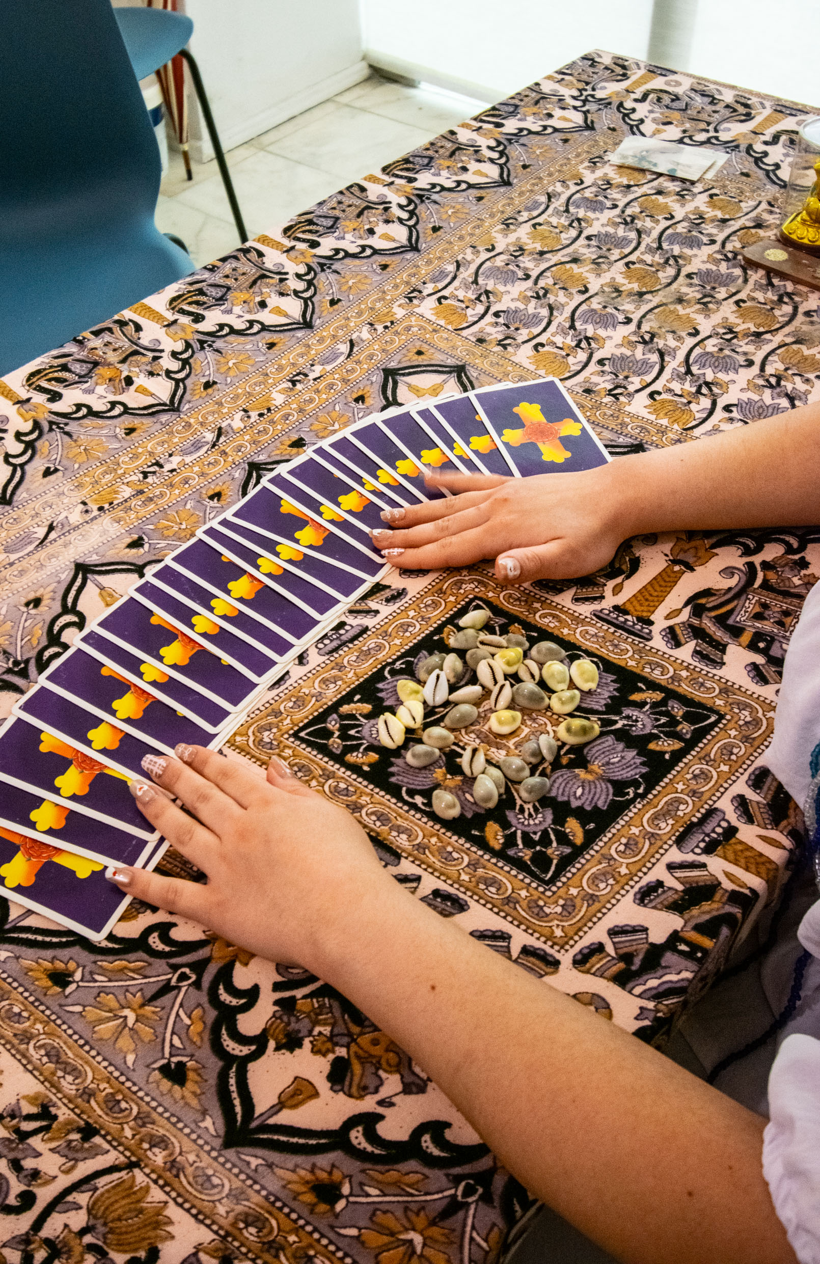 Cartas de tarot e búzios durante consulta espiritual